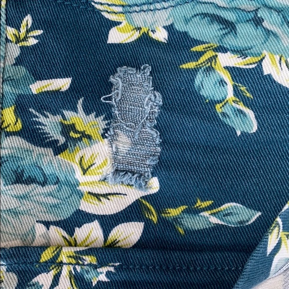 Vanilla Star floral distressed short - Picture 4 of 9